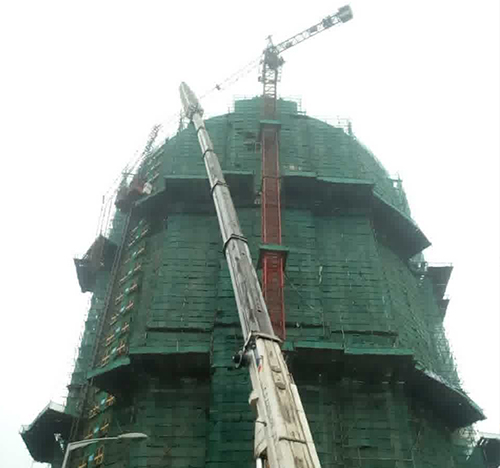 天全吊车在工地上作业